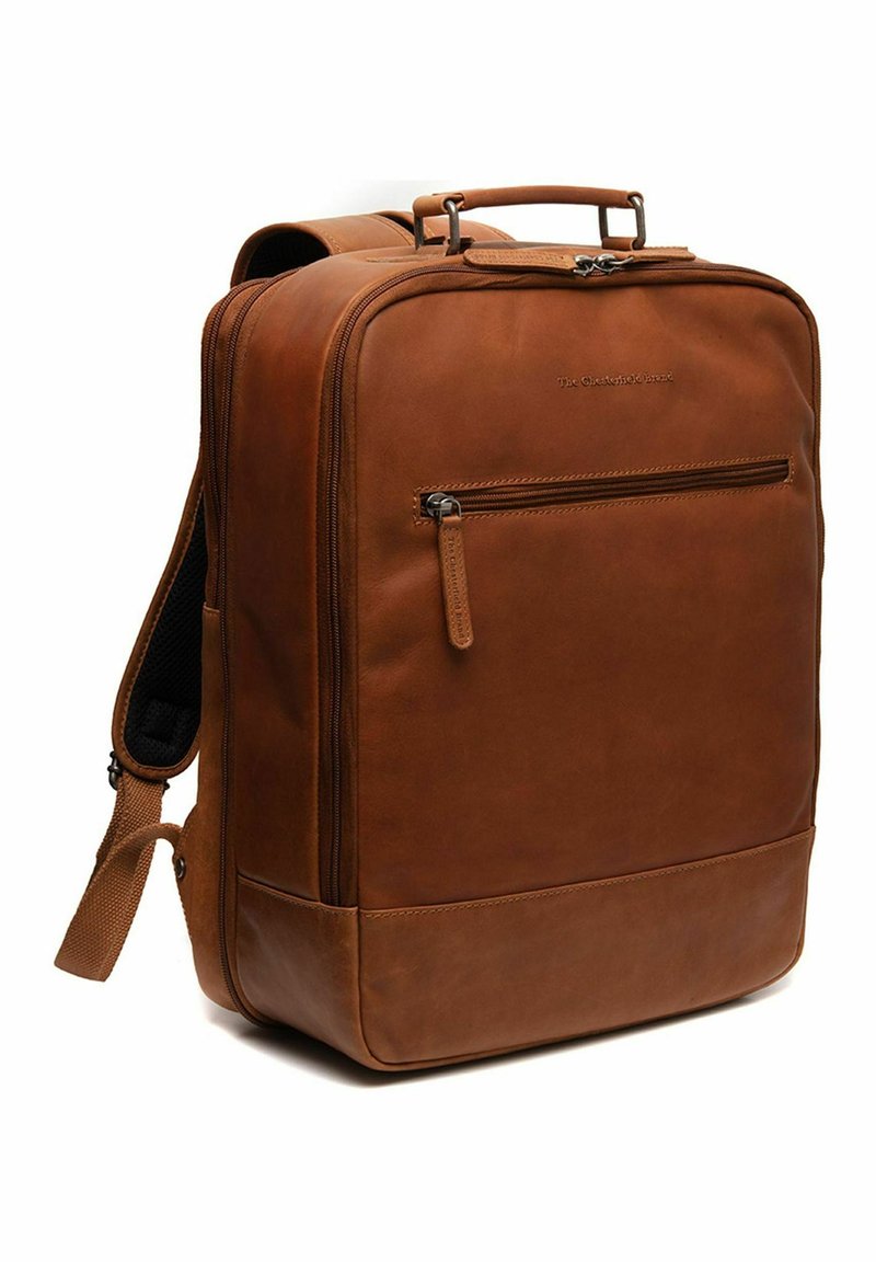 Zaino in pelle marrone con un design strutturato, tasca frontale con zip e spallacci imbottiti regolabili. Texture liscia e dettagli minimalisti.