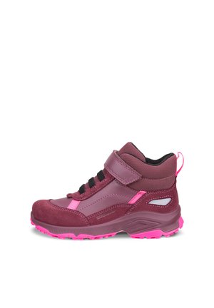 Børnesneaker med høj skaft i lyserøde nuancer med sorte snørebånd, en velcrolukning og en klar pink sål, set fra siden.