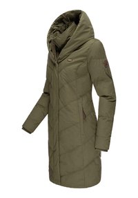 Parka verde trapuntata con un ampio cappuccio, chiusura con zip e tasche laterali. Presenta cuciture a zigzag e un piccolo logo sulla parte superiore del petto.