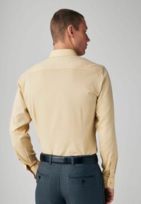 Next TRIMMED EASY CARE SINGLE CUFF - Cămașă - yellow