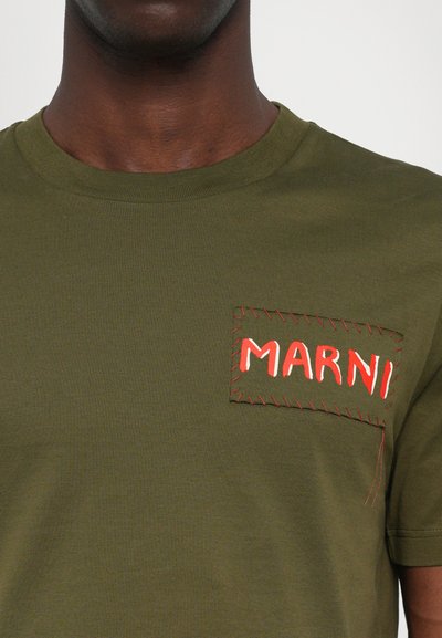 Tricou din bumbac de culoare verde măslin, cu un patch rectangular cusut în galben pe care este brodat "MARNI" în roșu. Design clasic cu guler rotund.