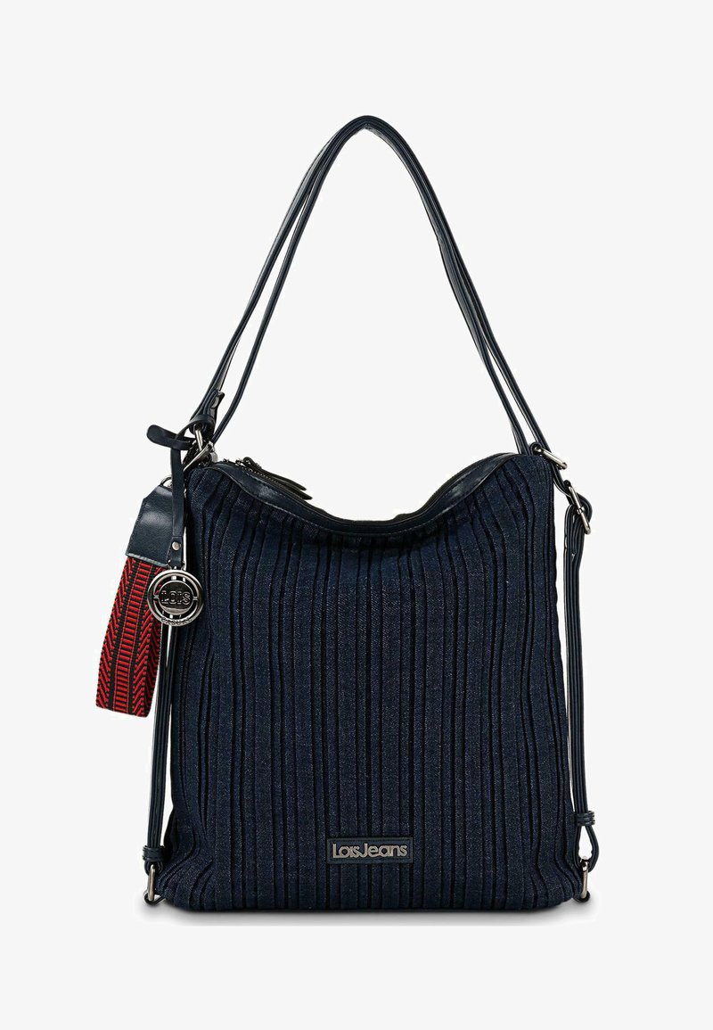 Bolso plisado de color azul oscuro con doble asa, logo de Lois Jeans y un llavero de tela roja con patrón adjunto al asa.