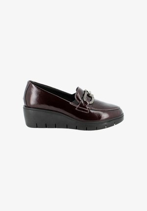 Scarpa in vernice bordeaux con tacco a zeppa, caratterizzata da una decorativa fibbia argentata e una suola texturizzata.