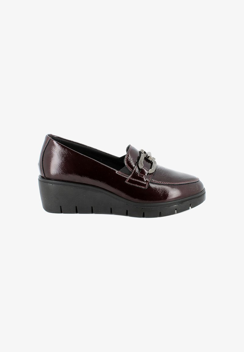 Scarpa in vernice bordeaux con tacco a zeppa, caratterizzata da una decorativa fibbia argentata e una suola texturizzata.