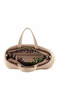 Borsa a mano in pelle beige con doppi manici, chiusura con zip e foderatura interna a stampa animale colorata in viola e verde. Presenta una placca con il logo all'interno.