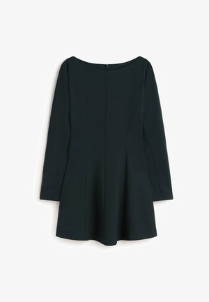 Mørkegrøn langærmet kjole med bådudskæring, svajet skørt og sømdetaljer. Stoffet fremstår glat, med en skjult lynlås i ryggen.