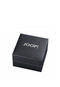 Scatola regalo nera con una texture e un logo argentato "JOOP!" sul coperchio. La scatola ha una forma rettangolare semplice, una costruzione robusta e un design minimale.