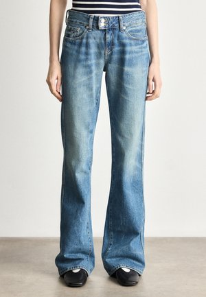 LOW BOOTCUT  - Džínsy bootcut - denim medium