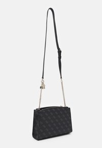 Czarna torebka na ramię z wzorem, o gładkiej fakturze, wyposażona w łańcuszek i skórzany pasek, zamykana na zamek błyskawiczny, z ozdobnym zamkiem.