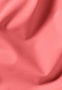 Korallenfarbener Stoff mit glatter Textur, der subtile Falten und eine dehnbare Qualität aufweist, geeignet für verschiedene Designanwendungen.