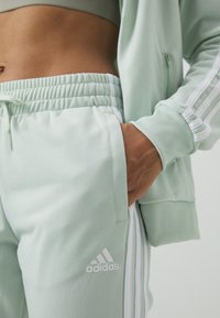 adidas Sportswear ESSENTIALS 3-STRIPES - Trenirka - linen green/white