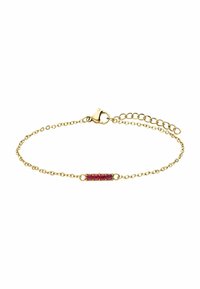 Gouden kettingarmband met een rij van vijf rode edelstenen in een horizontale setting, met een karabijnsluiting en verstelbare lengte.