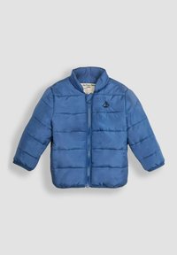 Giubbotto piumino blu con colletto alto, design a righe orizzontali e chiusura frontale con zip. Presenta un piccolo logo di una barchetta ricamato.