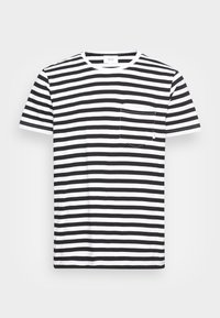Camiseta a rayas en blanco y negro con cuello redondo y mangas cortas. Presenta un único bolsillo en el pecho y una textura suave.