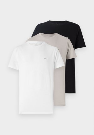 Trzy koszulki z okrągłym dekoltem w kolorze białym, beżowym i czarnym, wykonane z miękkiego bawełnianego materiału, z małym logo na klatce piersiowej w każdym kolorze.