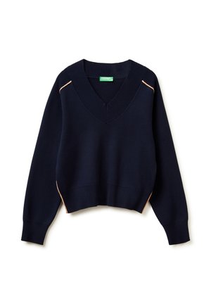 Granatowy sweter z dzianiny o dekolcie w serek, z opadającymi ramionami i ściągaczami na mankietach. Posiada subtelne pomarańczowe lamówki wzdłuż bocznych szwów. Krótkiej długości.