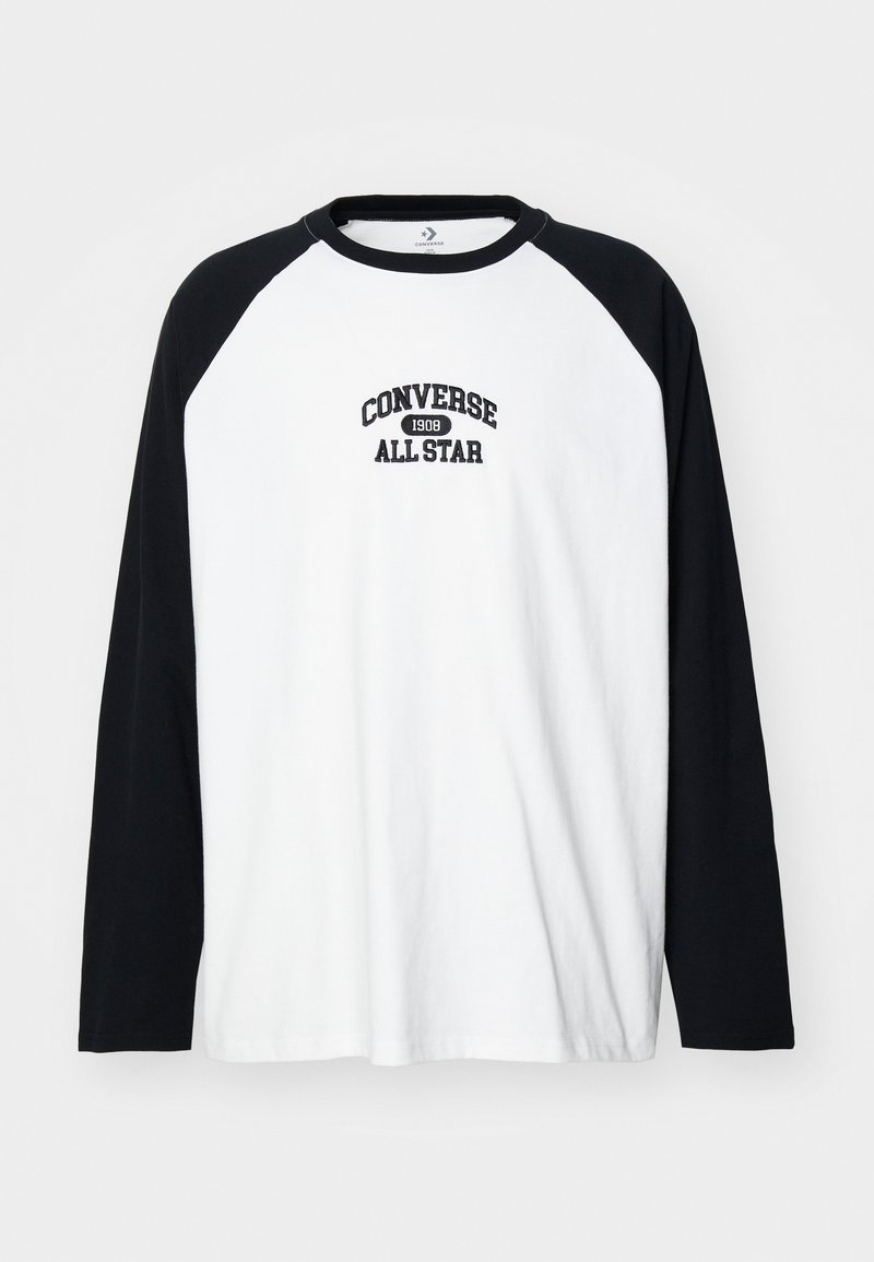 Des manches longues noires contrastent avec un corps blanc, arborant "CONVERSE 1908 ALL STAR" brodé sur la poitrine en lettres sombres. Matériau en coton.