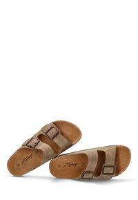 Sandalias de ante marrón con dos hebillas ajustables, plantilla de corcho contorneada y una suela lisa color tostado. Diseño simple con un detalle mínimo.