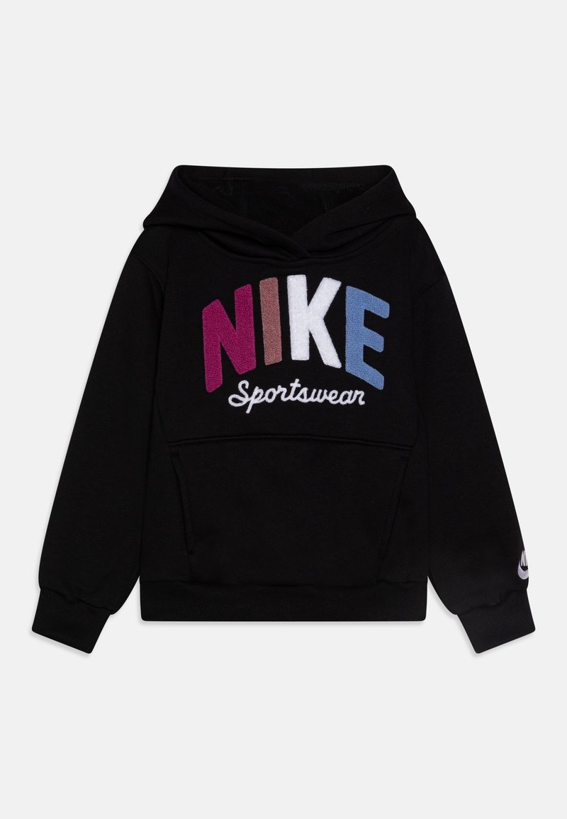 Černá mikina s kapucí s vícebarevným textem "NIKE" a nápisem "Sportswear" pod ním, s přední klokaní kapsou a malým logem na manžetě rukávu.