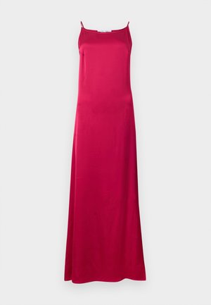 Lang, ærmeløs, dyb pink satinkjole med tynde stropper og lige halsudskæring, vist mod en ensfarvet lys grå baggrund.