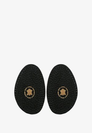 Czarne skórzane wkładki z perforowaną fakturą i zaokrąglonym kształtem; posiadają okrągłe złote logo na środku.