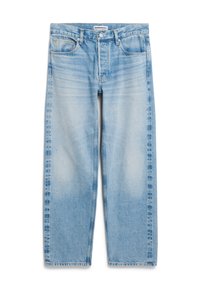 Jeans rectos de color azul claro con detalles desgastados, cierre frontal con botón y cremallera, trabillas para el cinturón y cinco bolsillos, dispuestos sobre un fondo blanco.