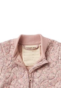 Lyserød blomsterquiltet jakke med ribbet krave, frontlynlås og et mærke indeni til at skrive navn og favoritgemmested.