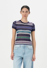 Marine gestreiftes kurzärmliges Oberteil in verschiedenen hellen Farben, mit geribbtem Textur und rundem Halsauschnitt, kombiniert mit hellblauen Jeans.