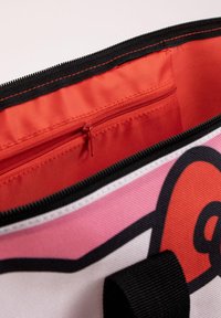 Borsa a tracolla rosa e nera con interni rossi, dotata di una tasca con cerniera e cuciture a contrasto, realizzata in tessuto durevole.