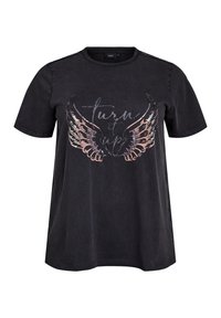 Camiseta de algodón negra con mangas cortas, escote redondo y un gráfico frontal de alas estilizadas junto con el texto "Dale caña" en tonos metálicos.
