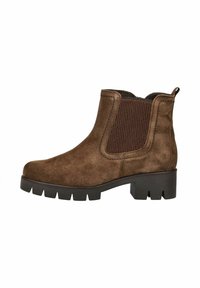 Bottine en suède marron avec un panneau latéral élastique, bout rond et talon épais. Des accents texturés sur le panneau ajoutent un intérêt visuel.