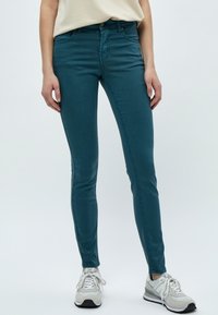 Desires DELOLA GARMENT DYE MIDWAIST - Džíny Slim Fit - atlantic deep