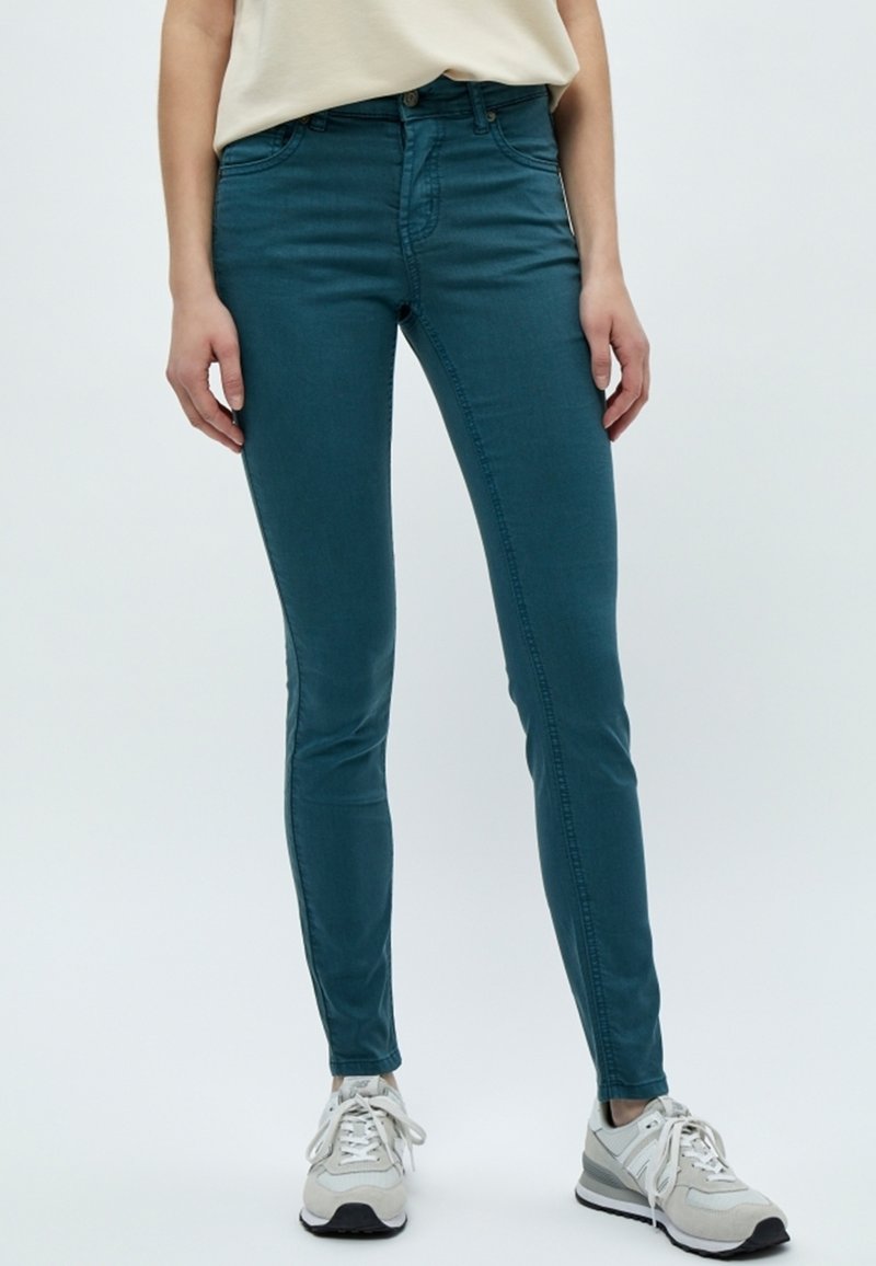 Desires DELOLA GARMENT DYE MIDWAIST - Džíny Slim Fit - atlantic deep
