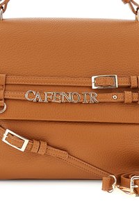 Torebka skórzana o teksturze tan z srebrnymi klamrami oraz metalowym logo "CAFENOIR" na przednich paskach i regulowanym paskiem na ramię.