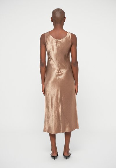 Μίντι φόρεμα από σατέν καφέ ύφασμα με απαλή υφή, στρογγυλή λαιμόκοψη και εφαρμοστή γραμμή, που διαθέτει σχέδιο με κομμένη πλάτη και διακριτική γυαλάδα.