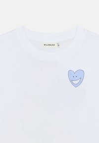 Λευκό βαμβακερό t-shirt με μπλε γραφικό σε σχήμα καρδιάς και χαρούμενο πρόσωπο στο αριστερό στήθος. Σχέδιο με στρογγυλή λαιμόκοψη. Ορατή ετικέτα της μάρκας.