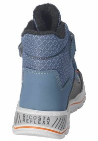 Zapato azul de media caña con un exterior texturizado, acentos grises, correa de gancho y bucle, y suela de goma blanca con un detalle en naranja.