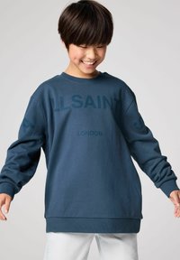 Sudadera azul oscuro con escote de barco, que presenta impresiones de 'ALLSAINT' y 'LONDRES' en un color contrastante. Ajuste suave y relajado con mangas largas.