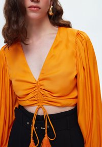 adL SHIRRED WITH DRAPED SLEEVE - Bluse - orange