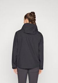 Svart vanntett jakke med hette, med lange ermer og avslappet passform, laget av glatt tekstil. Minimalistisk design, ingen synlige detaljer.