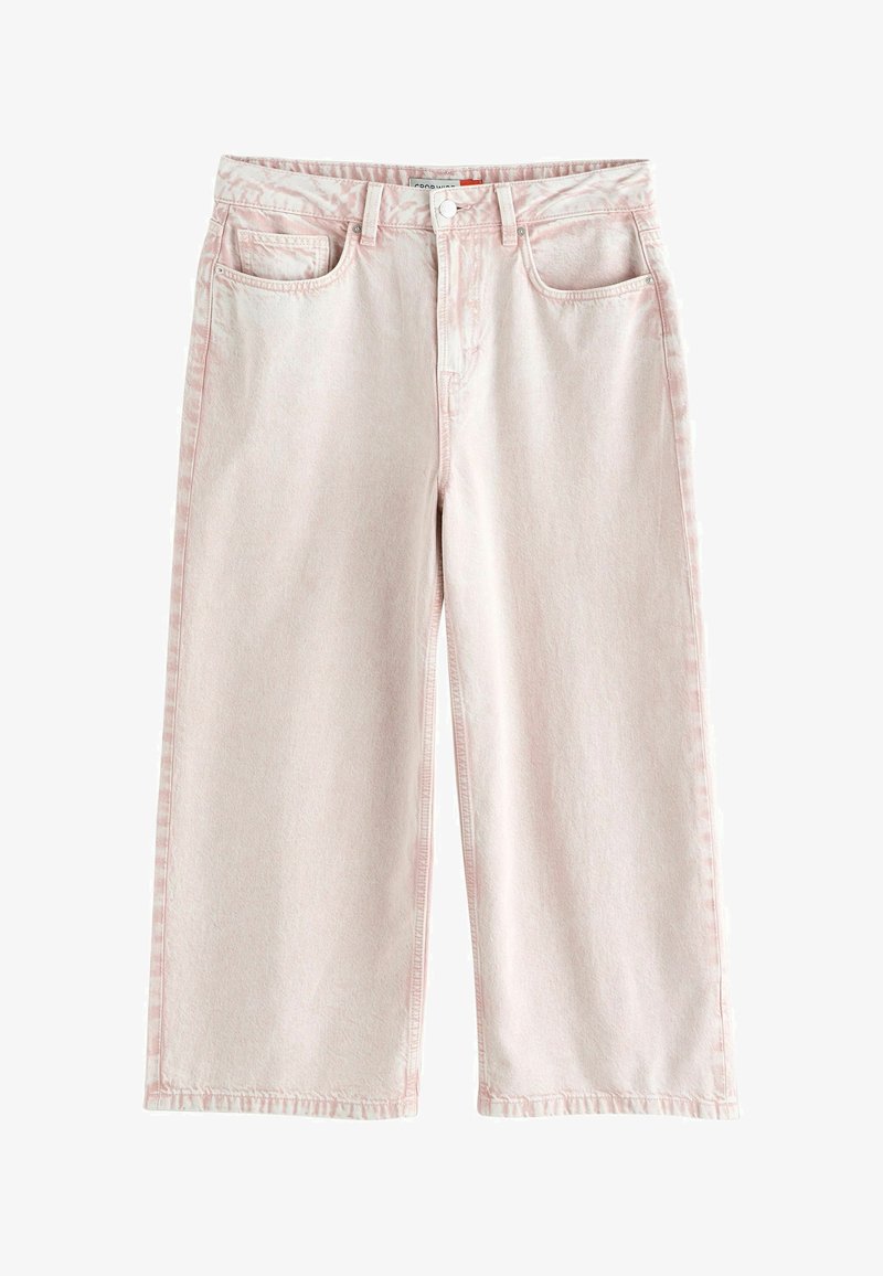 Jean en denim rose clair à jambes larges avec bouton et fermeture éclair devant, passants pour ceinture et design à cinq poches sur fond blanc.