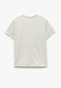Grijze korte mouwen t-shirt gemaakt van een zachte katoenmix, met een ronde halslijn en een schone, eenvoudige uitstraling zonder graphics of patronen.