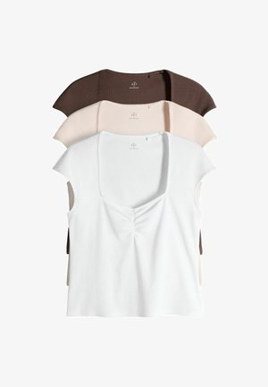 Neli lühikese varrukaga pusa virnastatuna, millel on sooniline tekstuur. Värvid: tumepruun, helebeež, pehme roosa ja valge, valgel pusail esineb kokkutõmmatud eest detail.