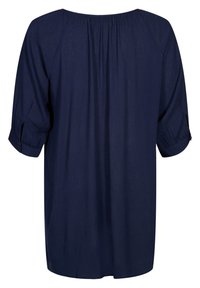 Marinblus med lös passform, trekvartsärmar och samlad halsringning. Tillverkad av lätt tyg med en smidig textur.