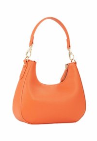 Sac à main en cuir orange de forme arrondie, doté d'une bandoulière amovible, de ferrures dorées et d'une fermeture éclair. Surface texturée.