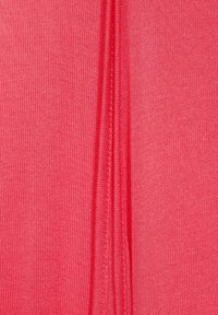 Korallinvärinen kangas, jossa on sileä pinta ja kaksi rinnakkaista saumaa, jotka luovat pienen laskoksen. Materiaali on kevyt ja joustava.