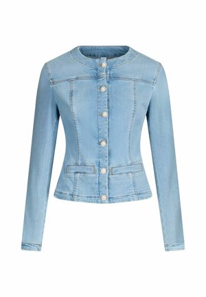 Giacca in denim blu chiaro con un design aderente, scollatura rotonda, maniche lunghe, tasche frontali e grandi bottoni di chiusura.