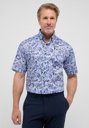 Kort-locked overhemd in lichtblauw met een bloemmotief in donkere blauwtinten. De stof lijkt glad met een gestructureerde kraag.