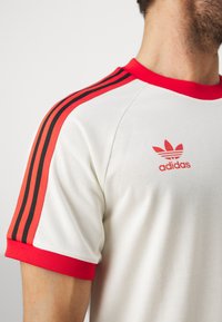 adidas Originals FLAGO - Print T-shirt - off white