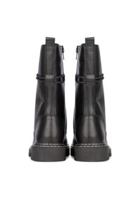 Botas de cuero negro hasta el tobillo con un acabado ligeramente texturizado, doble cremallera y correas decorativas en la parte trasera, que cuentan con una suela gruesa.